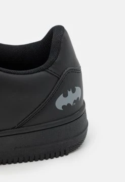 Prix Équitable YOURTURN BATMAN UNISEX - Baskets basses sneaker Rond all 14 Prix Équitable YOURTURN BATMAN UNISEX - Baskets basses sneaker Rond all -YOURTURN Soldes 10ff1bd7f6f24a339b85410b0f9ed5b8