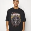 YOURTURN RAMONES TEE UNISEX - T-shirt imprimé Soldes t shirt Col rond all 1 YOURTURN RAMONES TEE UNISEX - T-shirt imprimé Soldes t shirt Col rond all -YOURTURN Soldes c2f0a584c9f5410ea0972d4c3eabbae9